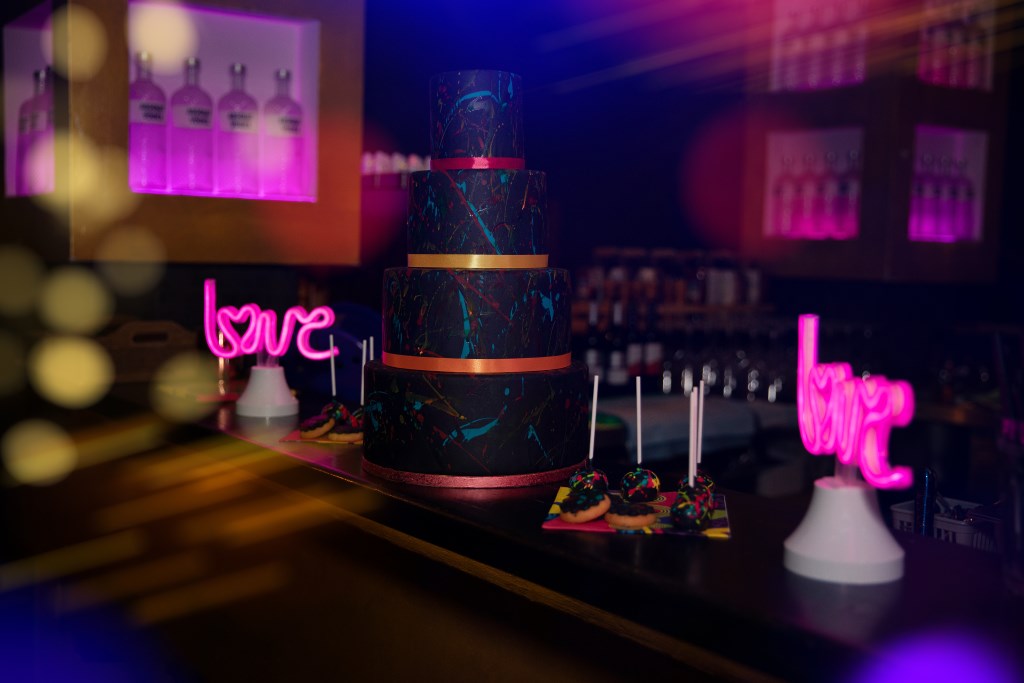 schwarze Hochzeitstorte mit Neonfarben