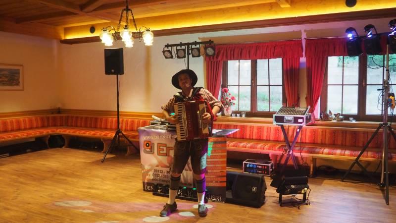 Hochzeits-DJ JEH mit Akkordion