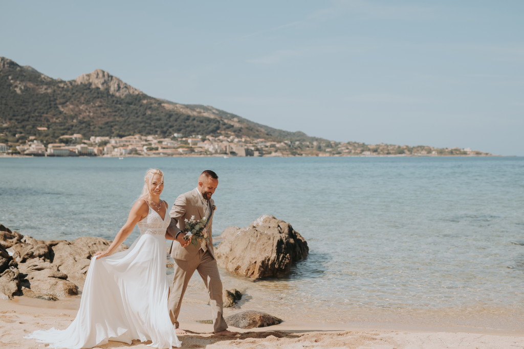 Brautpaar Hand in Hand am Strand