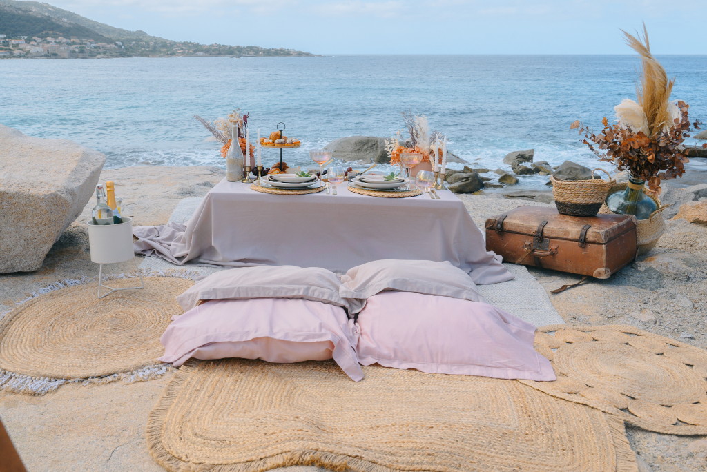 Gedeckte Hochzeitstafel für zwei am Strand