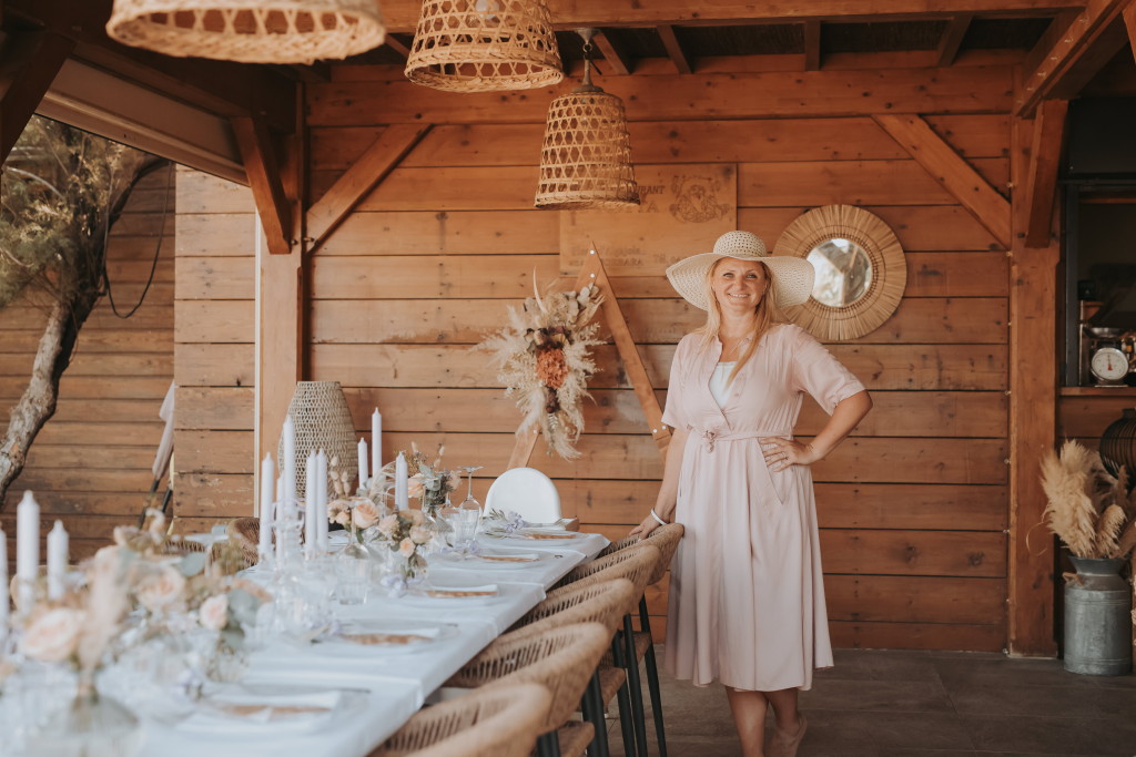 Lilija Mamotenko vor gedeckter Hochzeitstafel