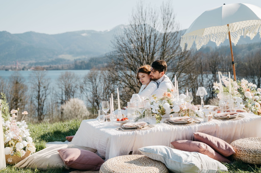 Wedding-Picknick vor romantischer Seen- und Bergkulisse
