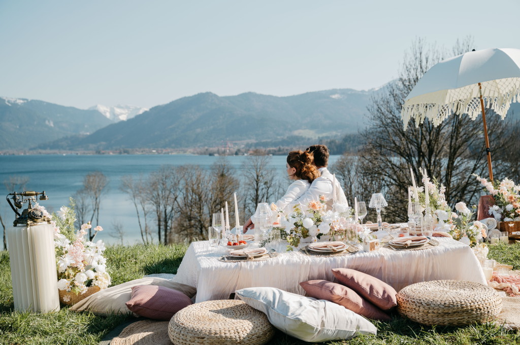 Bräutigam und Braut schauen auf den See