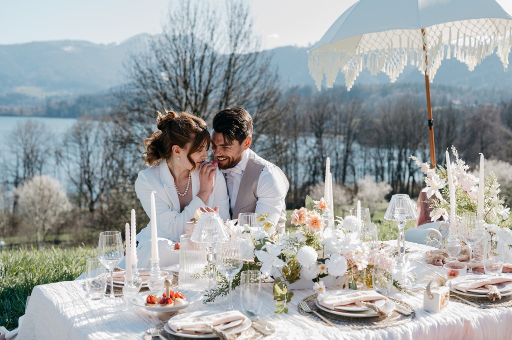 romantischer Heiratsantrag beim Pop-up Picknick vor Seen- und Bergkulisse