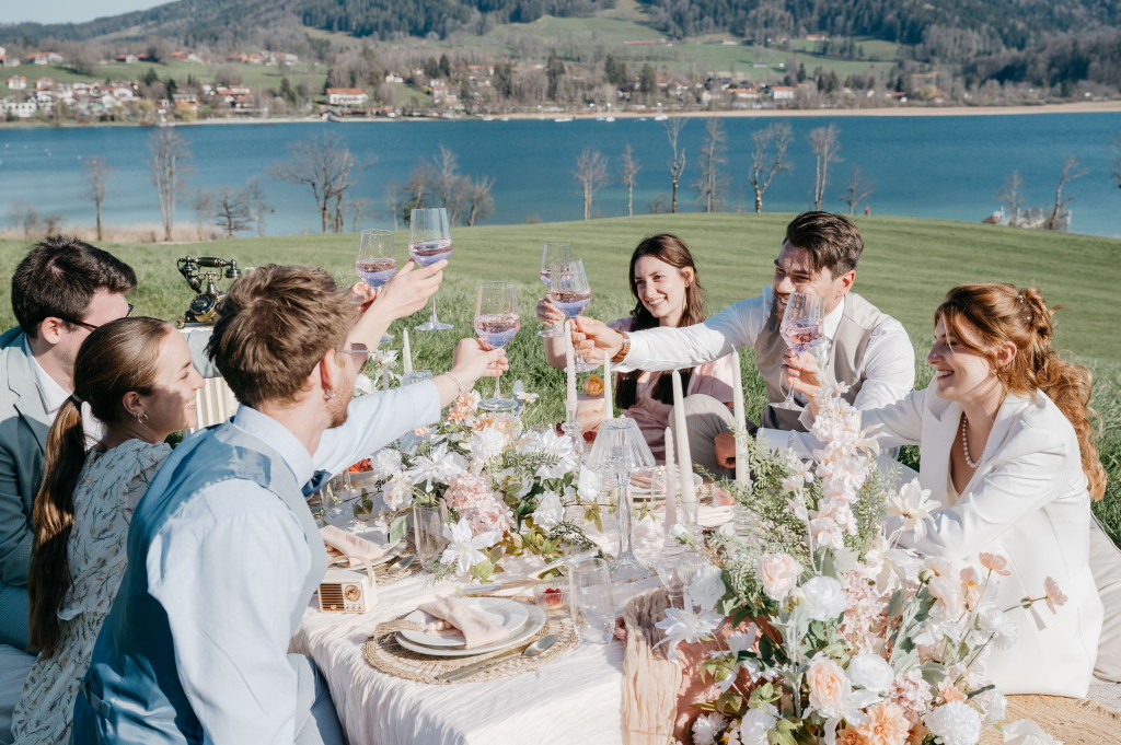 Gäste sitzen am Tisch beim Pop-up Picknick