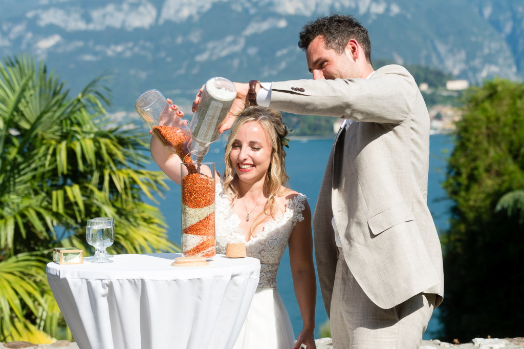 Brautpaar f&uuml;llt gemeinsam Gew&uuml;rze in ein Glas