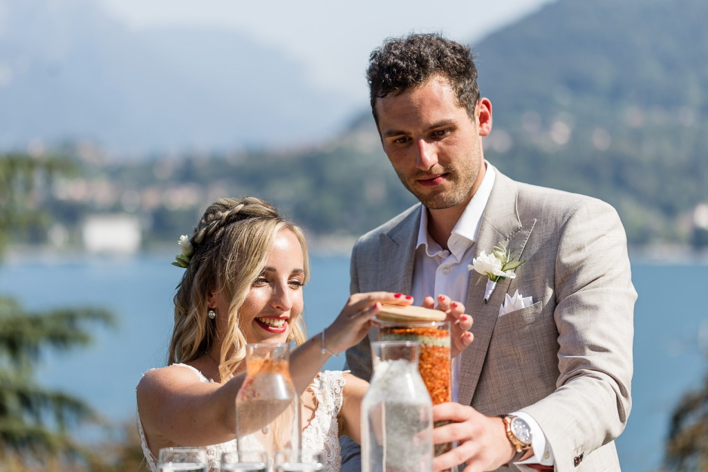 Brautpaar f&uuml;llt gemeinsam Gew&uuml;rze in ein Glas