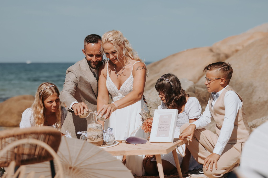 Sandritual am Strand von Korsika