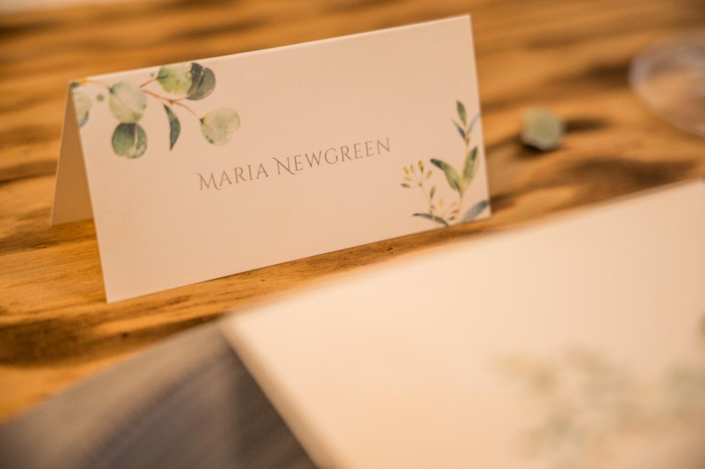 Tischkarte im mediterranen Design mit Zweigen