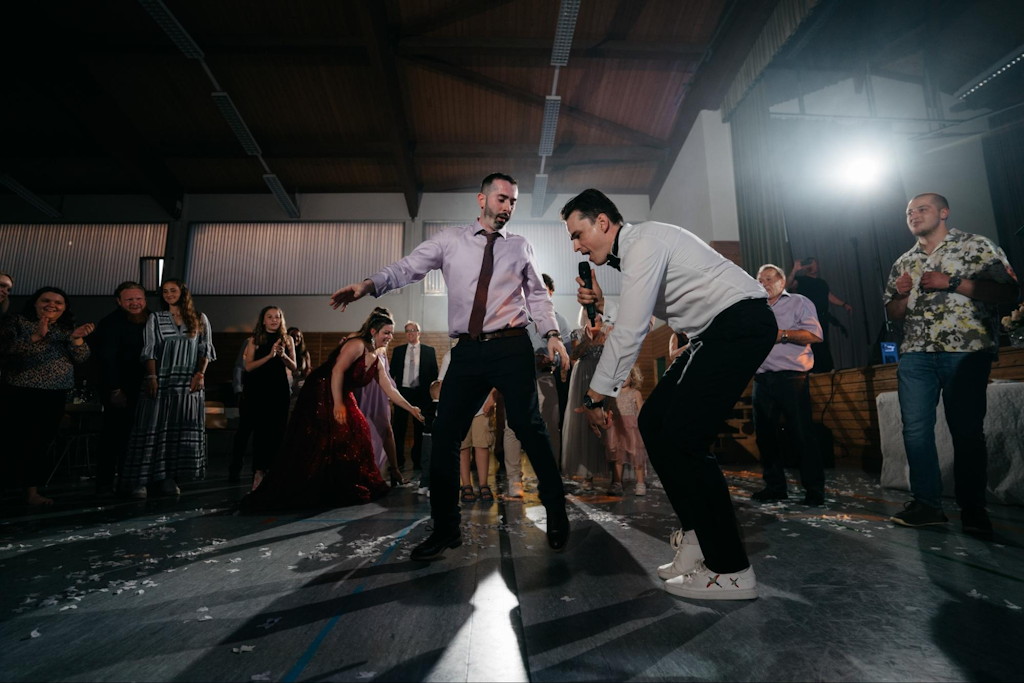 Tamada tanzt mit einem Gast auf der Tanzfl&auml;che bei einer deutsch-russischen Hochzeit in N&uuml;rnberg